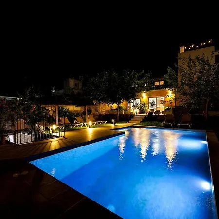 Newly Renovated House With Pool In Center