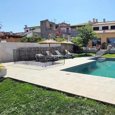 Holiday home Newly Renovated House With Pool In Center
