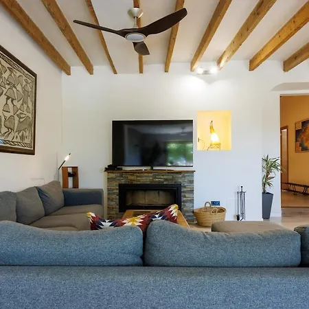 Newly Renovated House With Pool In Center Holiday home