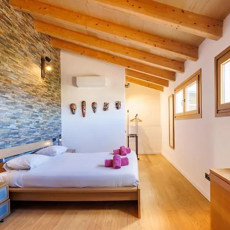 Holiday home Newly Renovated House With Pool In Center