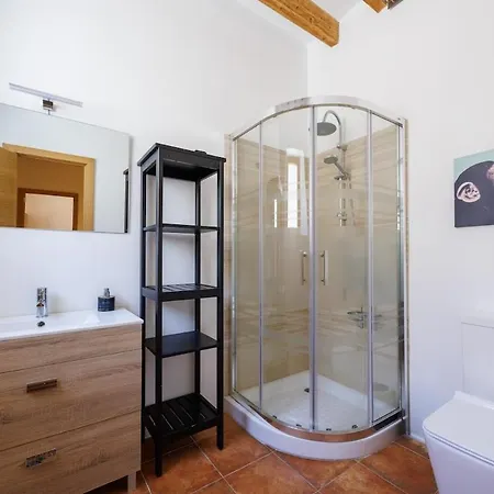 Newly Renovated House With Pool In Center Holiday home *
