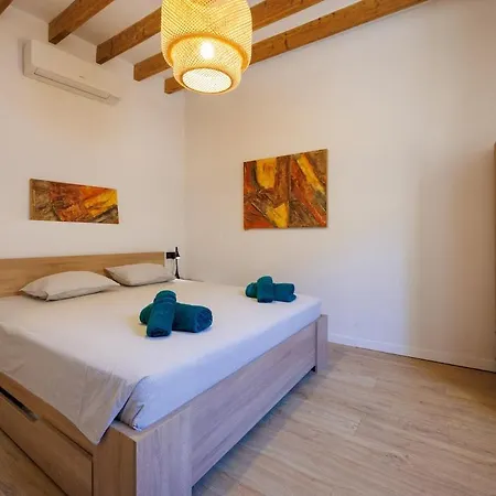 Holiday home Newly Renovated House With Pool In Center